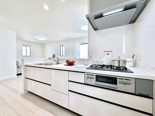 リビングを見渡せる人気のカウンターキッチン。 家族を見守りながら家事をすることができます。