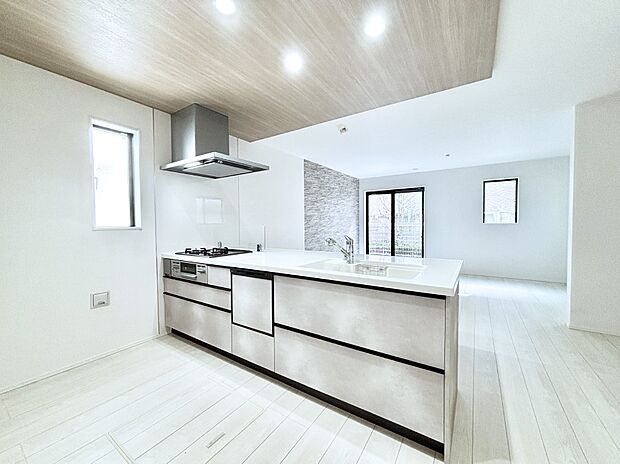 ポップアップ天井が素敵なキッチン!窓があるので採光もとれ換気にも役立ちます。