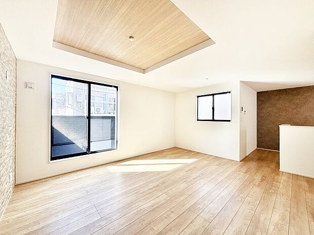 家族団らんの時間も増えそうなくつろぎのリビングダイニング。