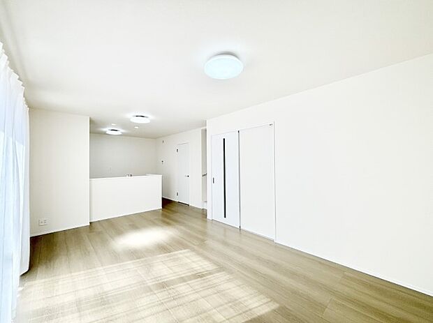 明るい陽光が注ぎ、寛ぎの雰囲気に満たされるリビング・ダイニング。