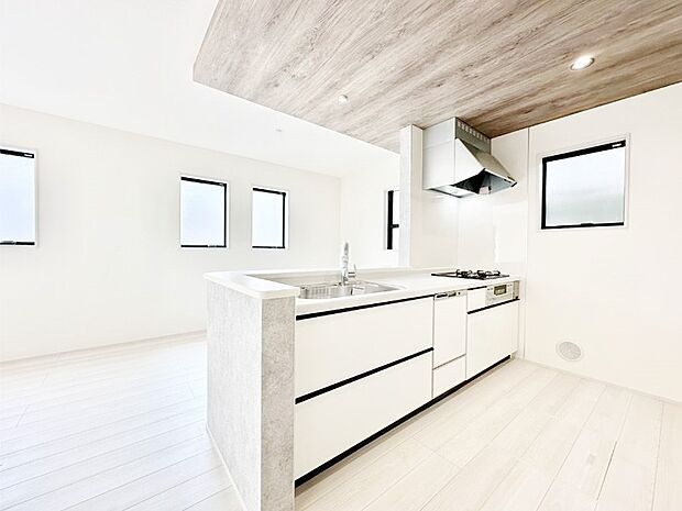 ご家族の会話弾む対面キッチン。お料理中のパパママもご家族と過ごす時間が増えそう!