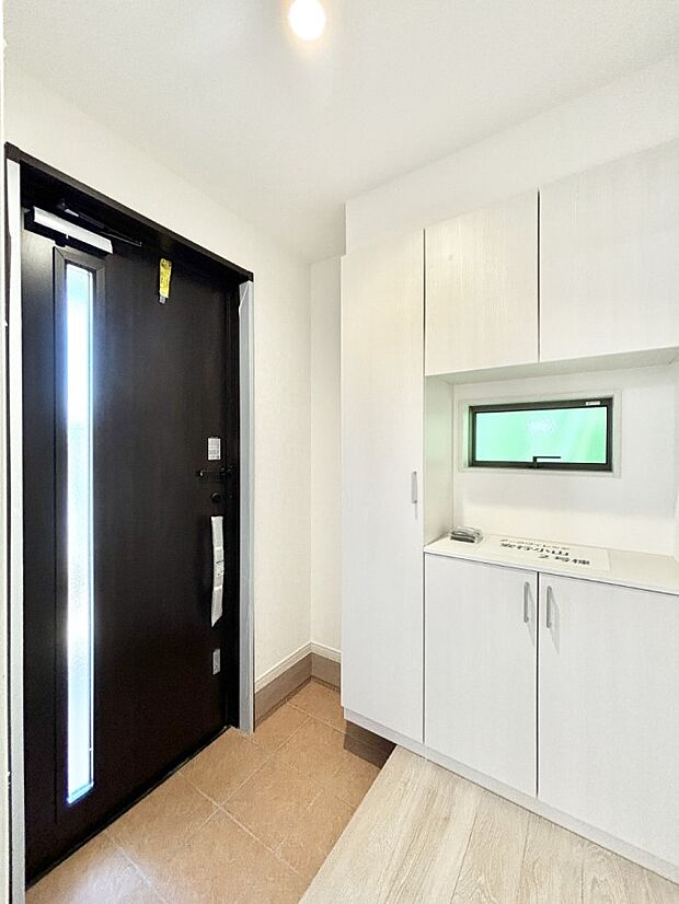 【玄関】飾り棚を利用して、お越しいただくお客様をおもてなしできます。