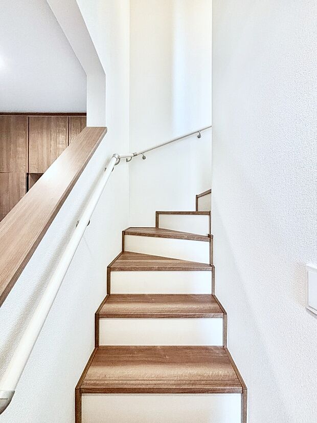 【その他内観】安全性を考慮し階段には手すりを設置しています