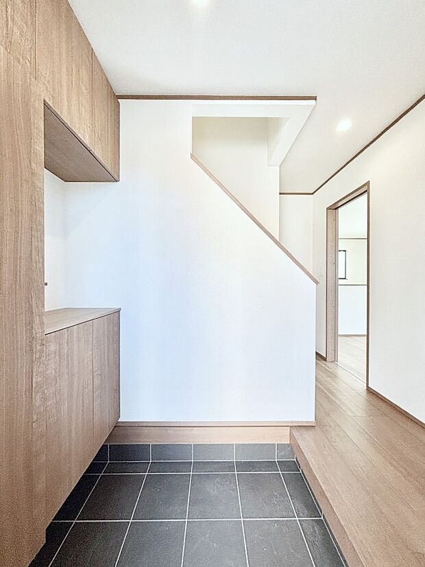 【玄関】明るい玄関はお客様をお出迎えするのにぴったりです！ 