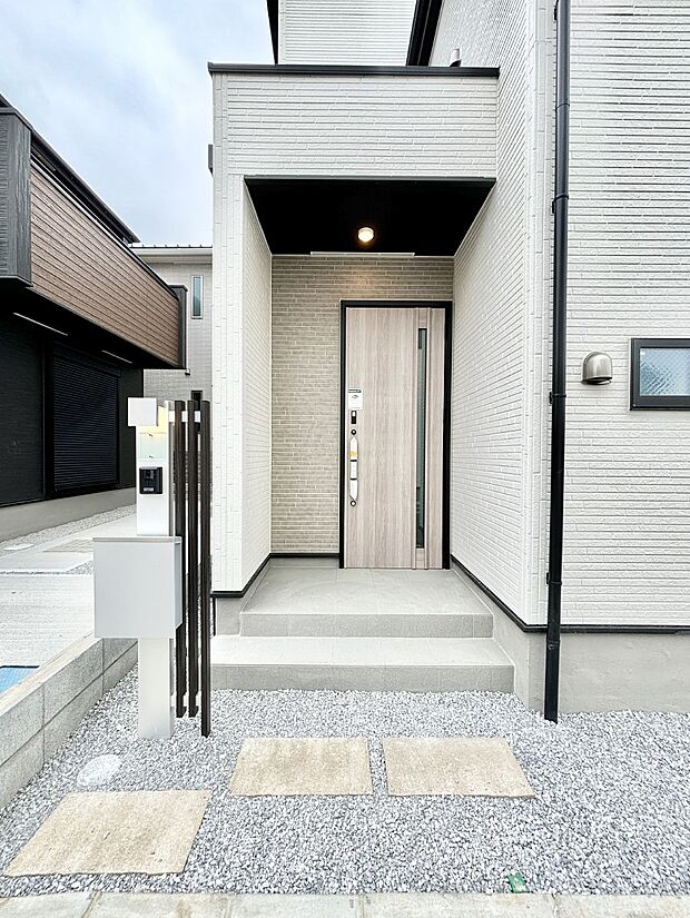 【玄関】玄関前は雨が降っても濡れにくい屋根付き