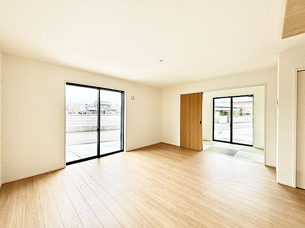 【リビングダイニング】大きな窓からたっぷりの陽光と風を感じられるリビング