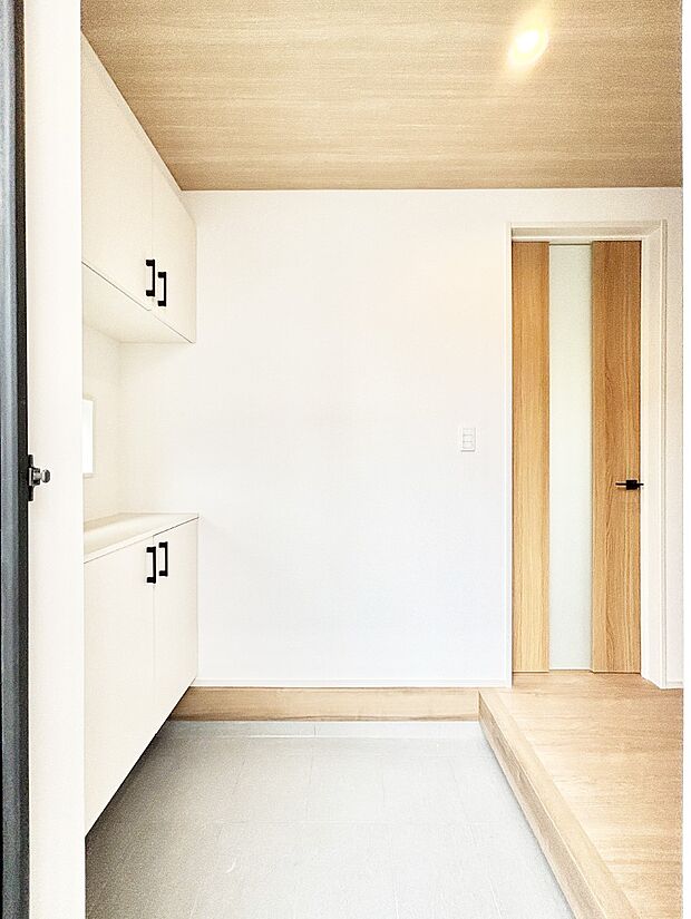 【玄関】家族の帰宅やお客様をあたたかく迎える玄関