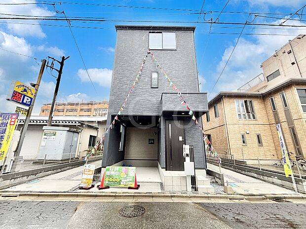 【現地外観写真】暮らしやすさと居心地の良さにこだわったシンプルで飽きのこないデザイン !