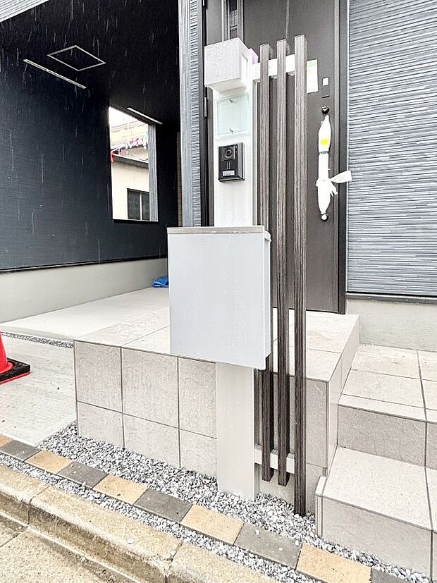 【その他現地】シンプルデザインのポスト。