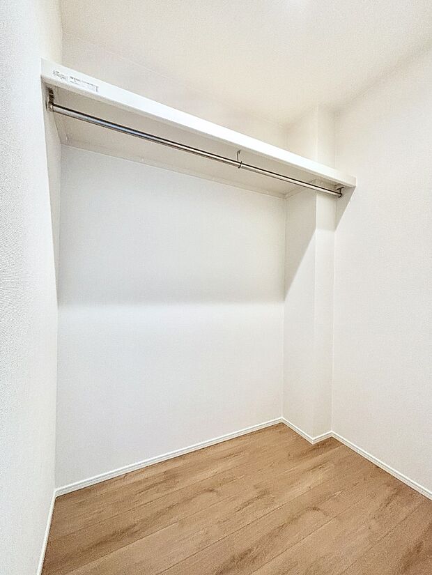 【ウォークインクローゼット】ウォークインクローゼット付きで生活空間を広く利用できます。