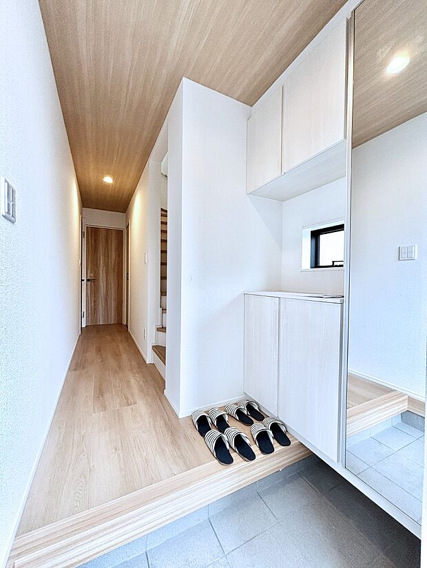 【玄関】明るい玄関はお客様をお出迎えするのにぴったりです!