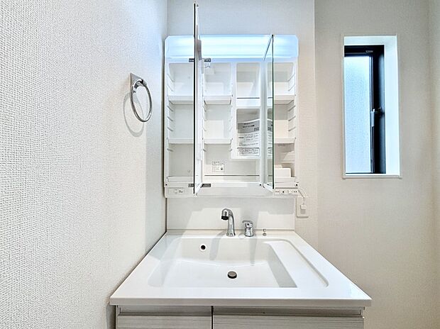 【三面鏡裏収納】三面鏡の裏に、化粧品や衛生用品などを収納可能。洗面台をすっきりと保ちます!