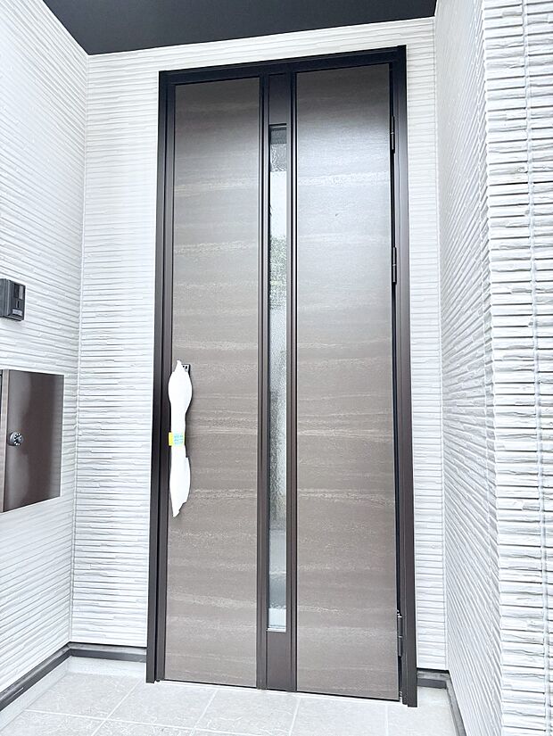 【玄関】住まいの顔を演出する、玄関ドア。 