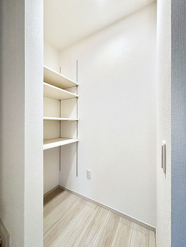 【収納】可動棚付きのパントリーで食品や日用品のストックもスッキリ見やすく収納できます！