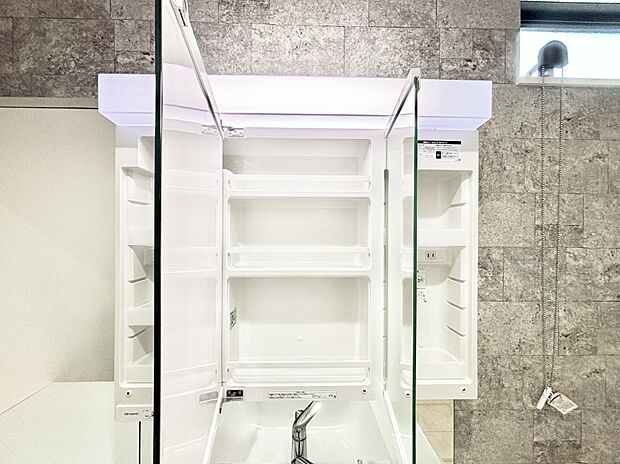 【三面鏡裏収納】三面鏡の裏に、化粧品や衛生用品などを収納可能。洗面台をすっきりと保ちます！