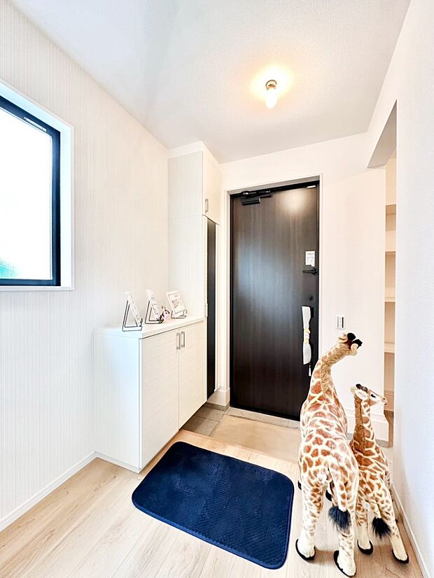 【玄関】明るい玄関はお客様をお出迎えするのにぴったりです！ 