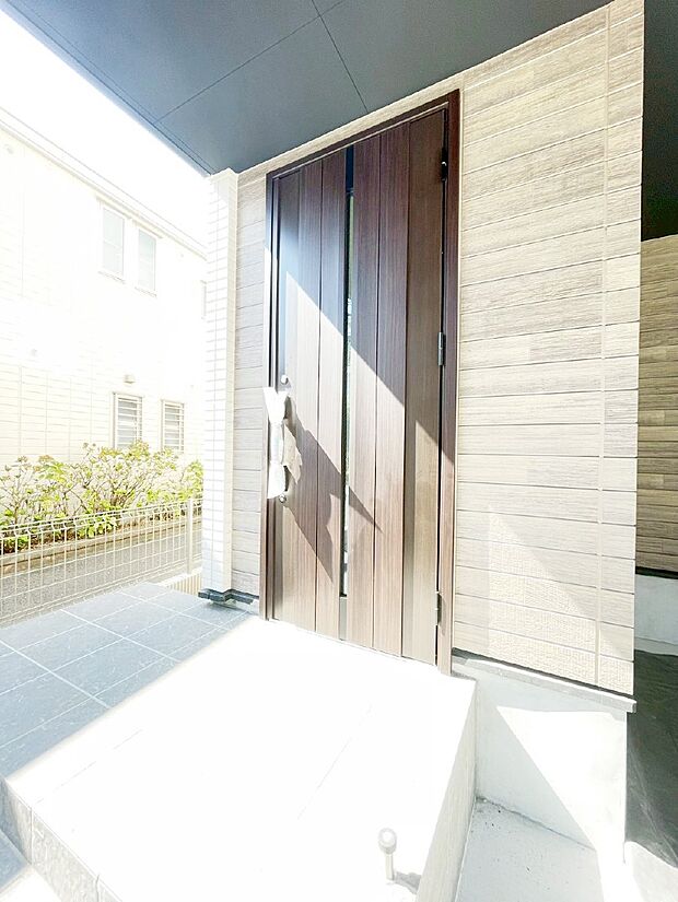 【玄関】玄関前は雨が降っても濡れにくい屋根付き