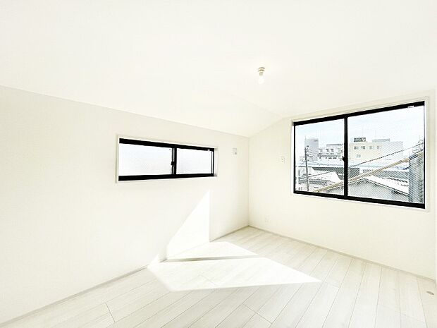 【洋室】ナチュラルなフローリングはどんなインテリアにもマッチ。  