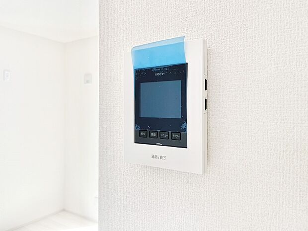 【TVモニター付きインターフォン】訪問者が一目でわかる安心のＴＶモニター付きインターホン。 