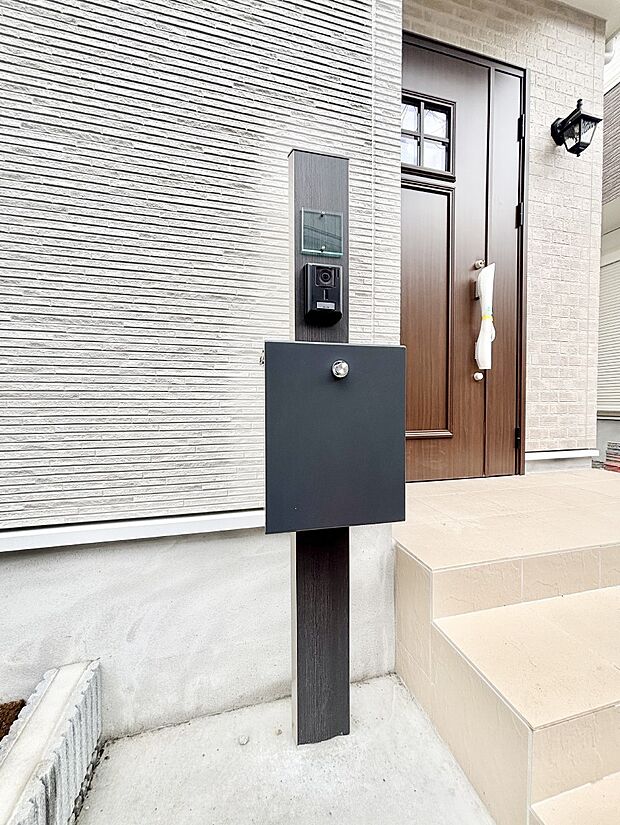 【その他現地】シンプルデザインのポスト。  