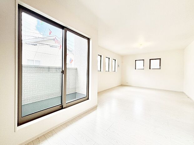 【リビングダイニング】大きな窓からたっぷりの陽光と風を感じられるリビング