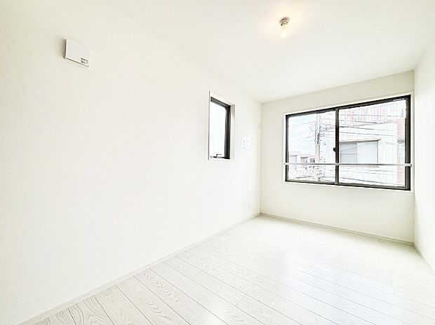 【子供部屋】窓からのやさしい光が心地よいプライベートルーム