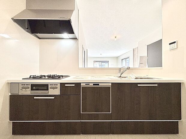 【ダイニングキッチン】料理をしながらでもご家族との会話を楽しめる対面キッチン