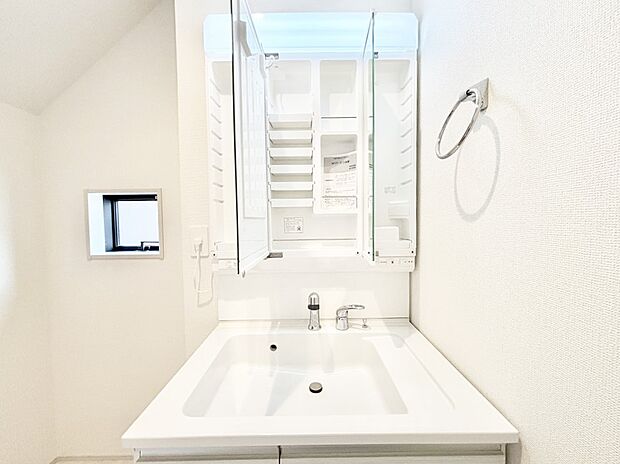 【三面鏡裏収納】三面鏡の裏に、化粧品や衛生用品などを収納可能。洗面台をすっきりと保ちます！