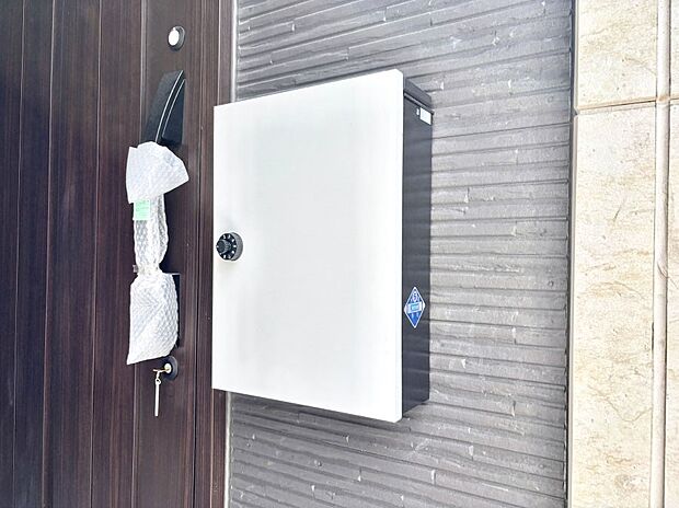 【その他現地】シンプルデザインのポスト。