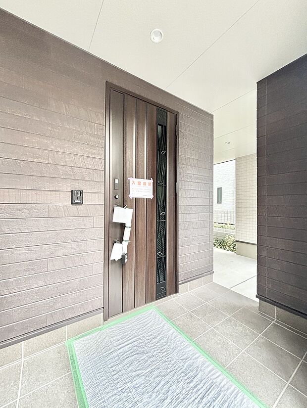 【玄関】玄関前は雨が降っても濡れにくい屋根付き