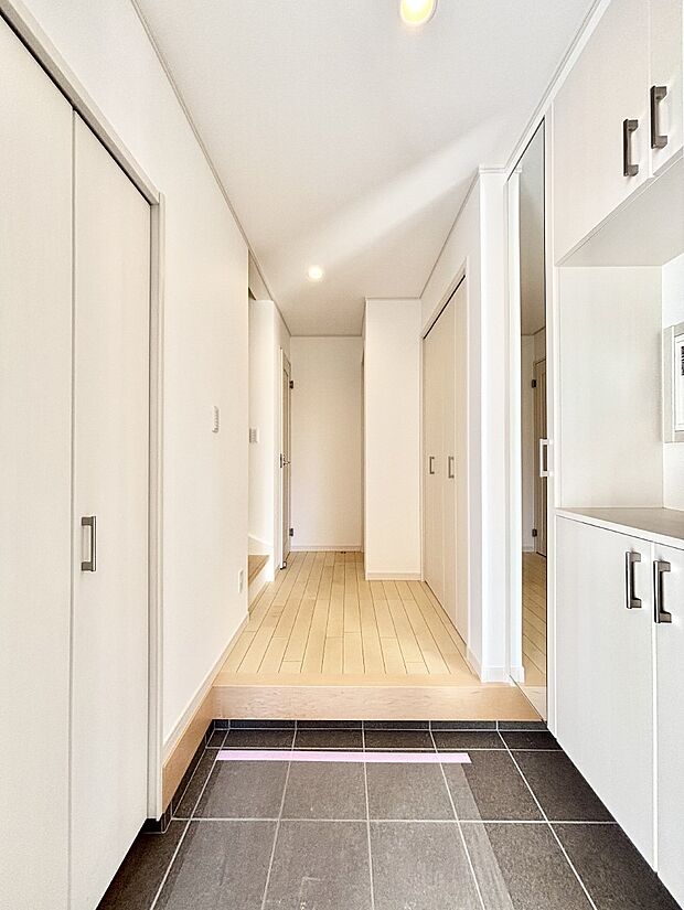 【玄関】明るい玄関はお客様をお出迎えするのにぴったりです！