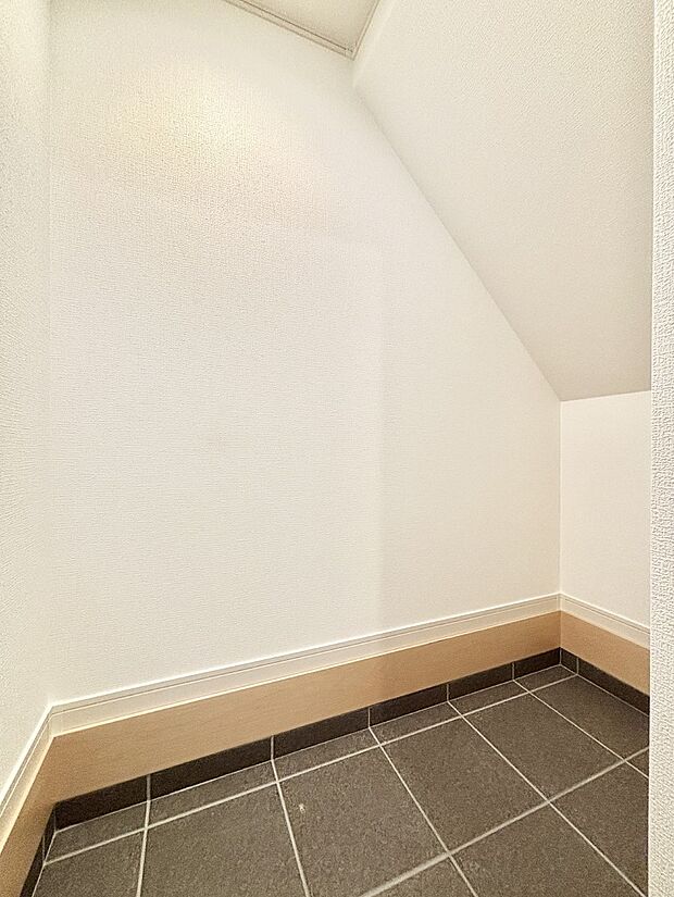 【収納】シューズインクローク付き！雨具やベビーカーも置けます。  