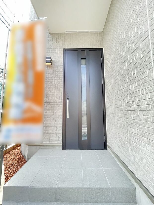 【玄関】住まいの顔を演出する、玄関ドア。 