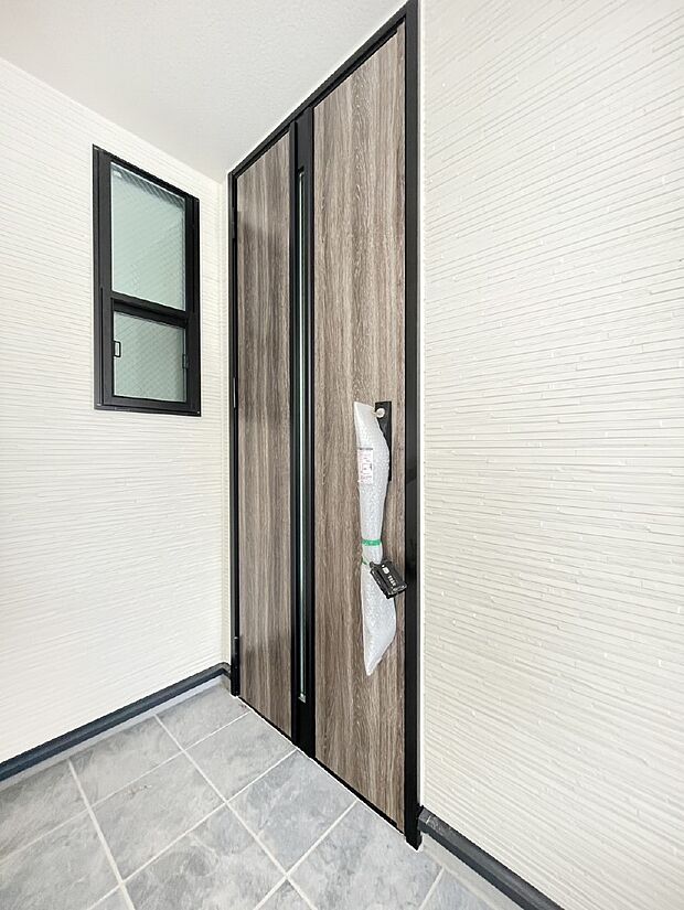 【玄関】玄関前は屋根付きで雨が降っていても濡れにくいです。 