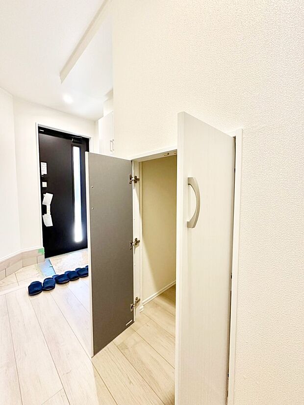 【廊下収納】掃除用具や生活雑貨の保管に便利な廊下収納  