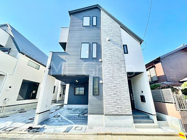 【現地外観写真】暮らしやすさと居心地の良さにこだわったシンプルで飽きのこないデザイン ！