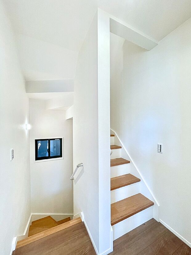 【その他内観】安全性を考慮し階段には手すりを設置しています  