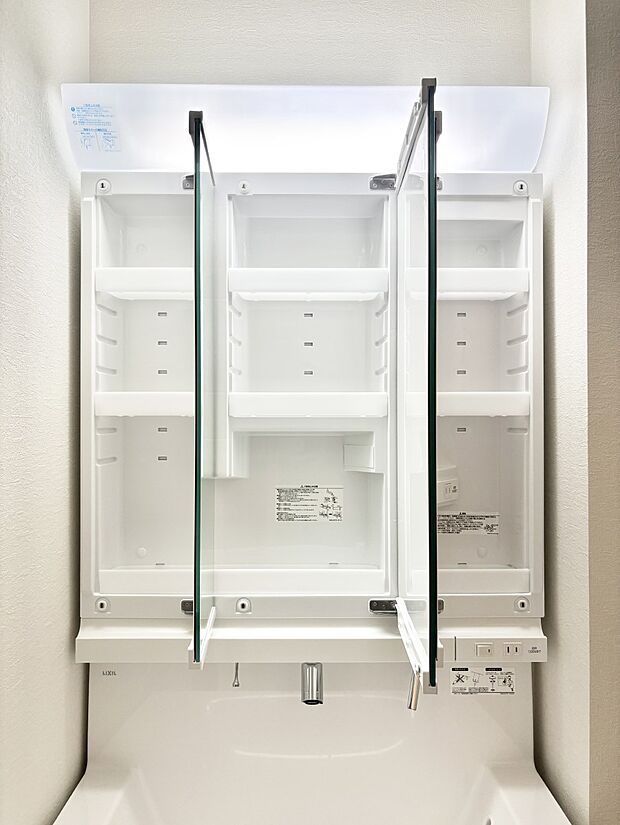 【三面鏡裏収納】三面鏡の裏に、化粧品や衛生用品などを収納可能。洗面台をすっきりと保ちます!