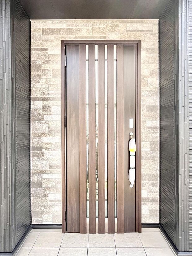 【玄関】玄関前は雨が降っても濡れにくい屋根付き  