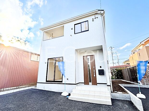 【現地外観写真】暮らしやすさと居心地の良さにこだわったシンプルで飽きのこないデザイン !