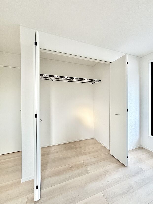 【収納】洋室のクローゼット。奥行きがあるので厚手の衣類もすっきり収まります。