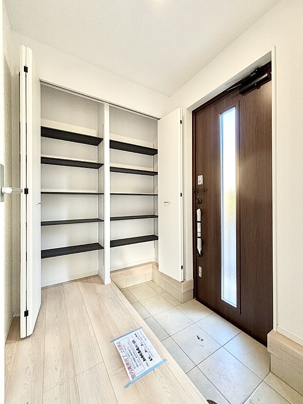 【玄関】たっぷり収納できるシューズボックスで、散らかりがちな玄関もスッキリ。