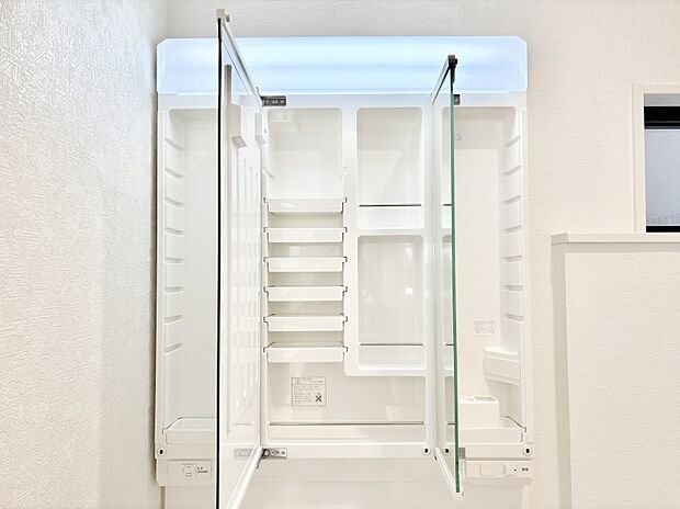 【三面鏡裏収納】三面鏡の裏に、化粧品や衛生用品などを収納可能。洗面台をすっきりと保ちます！