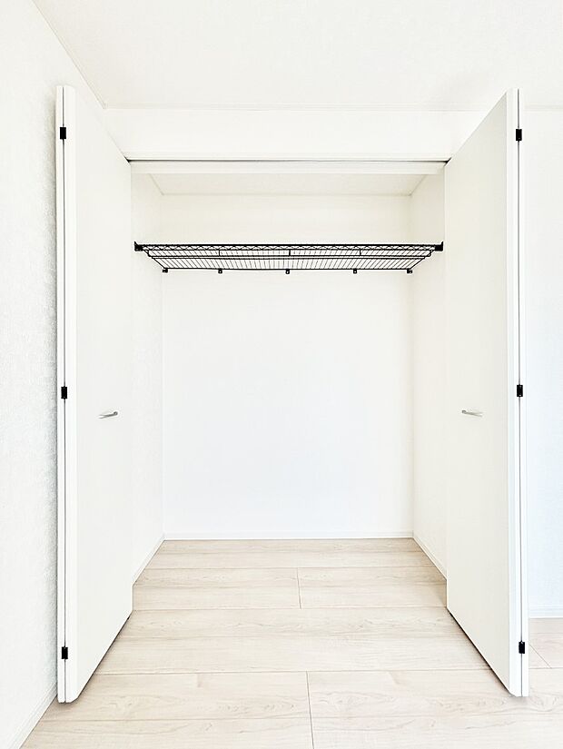【収納】洋室のクローゼット。奥行きがあるので厚手の衣類もすっきり収まります。