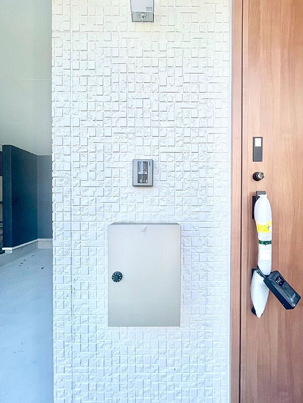 【その他現地】シンプルデザインのポスト。