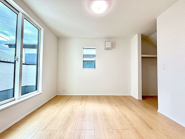 【洗面台・洗面所】大きく見やすい三面鏡で清潔感ある洗面台は、身だしなみチェックや肌のお手入れにおすすめです。