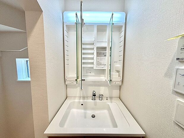 【その他設備(三面鏡裏収納)】三面鏡の裏に、化粧品や衛生用品などを収納可能。洗面台をすっきりと保ちます！