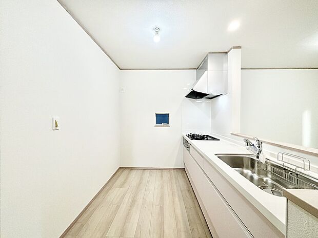 【キッチン】爽やかな風が通り抜けるキッチン。窓があるので明るく換気にも役立ちます。