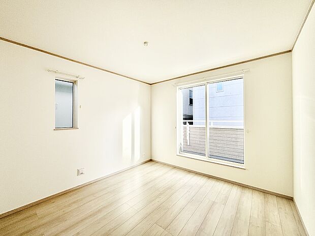 【寝室】明るいバルコニーサイドに洋室を設置。目覚めの良い寝室に。