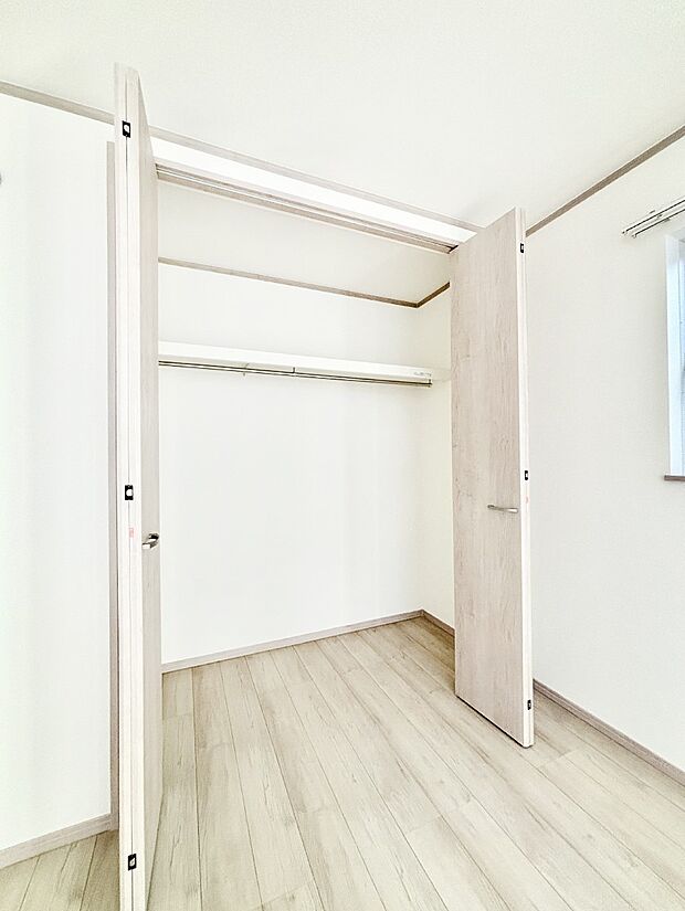 【収納】洋室のクローゼット。奥行きがあるので厚手の衣類もすっきり収まります。